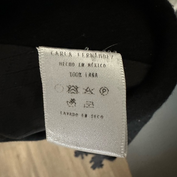 Designer poncho/cape 🖤🖤🖤 - Picture 7 of 8